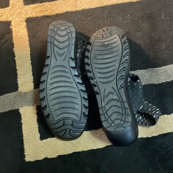 Sketchers Black and Silver Sandals. Size 7 - Picture 4 of 5